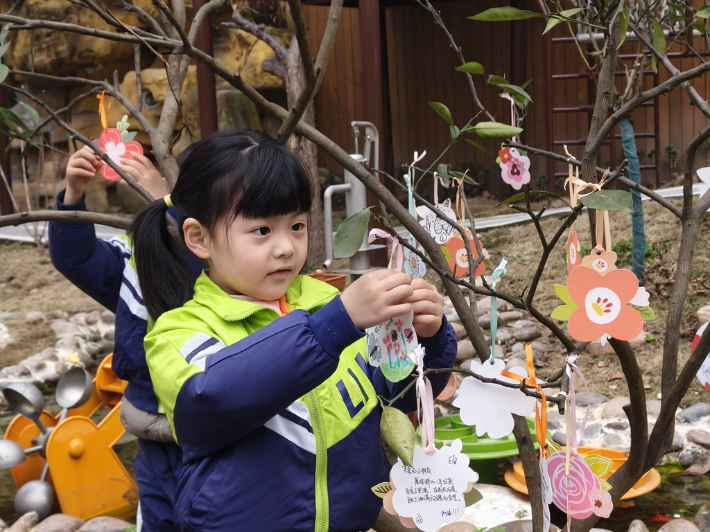 今天，大足区实验幼儿园迎来“万物含新意”春季开学日。亲子共书心愿卡，将“春日期望”挂满枝头。第1眼TV-华龙网记者  冯一鸣 许义丽