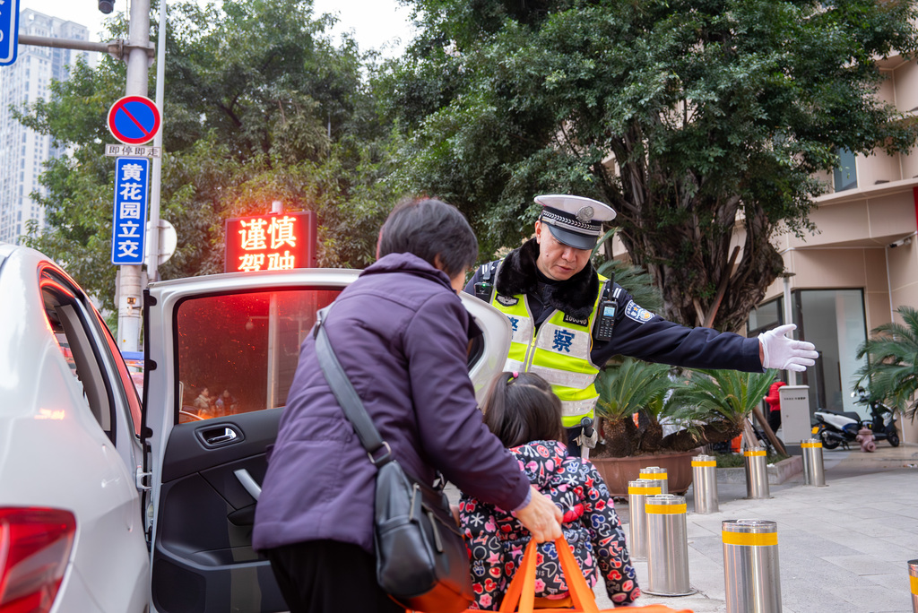 渝中区公安分局民警在校门口开展入校秩序现场维护。 警方供图