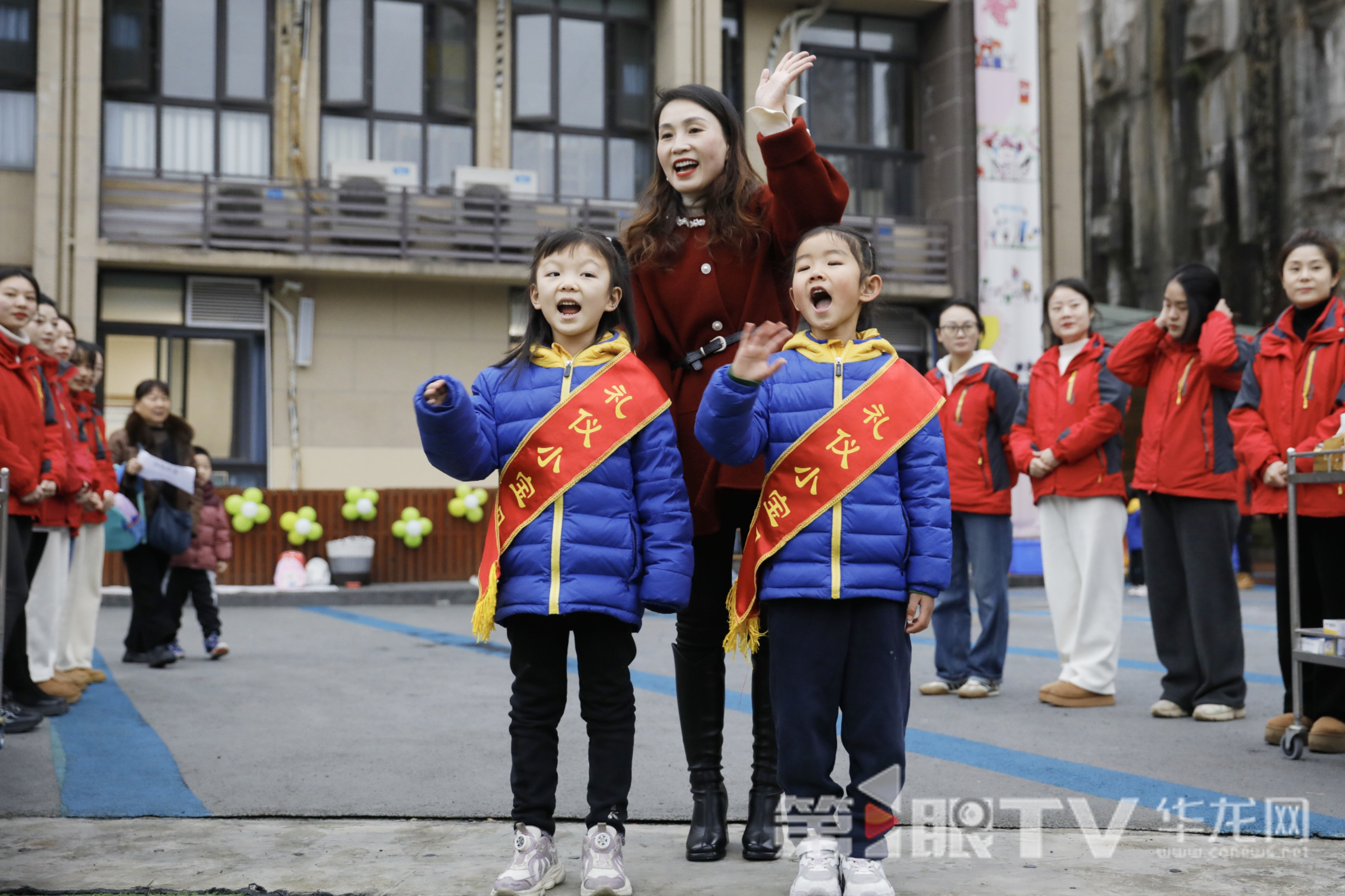 重庆两江新区雅和幼儿园，“礼仪小宝宝”欢迎同学们回到幼儿园。第1眼TV-华龙网记者 石涛 摄