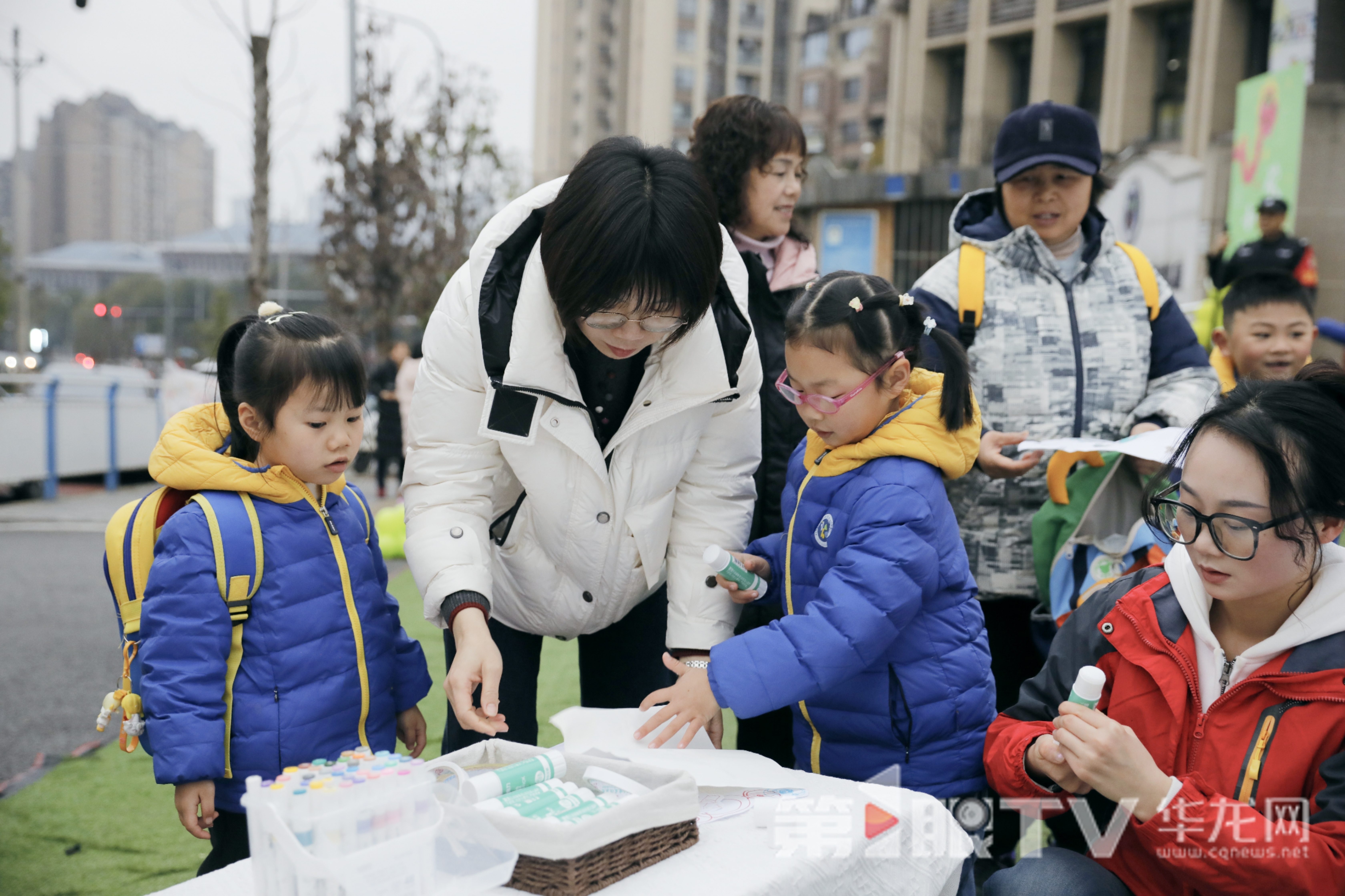 重庆两江新区雅和幼儿园，小朋友们来到幼儿园报到。第1眼TV-华龙网记者 石涛 摄