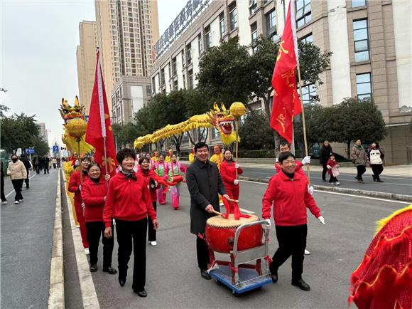 巡游队伍现场图片。金凤镇供图