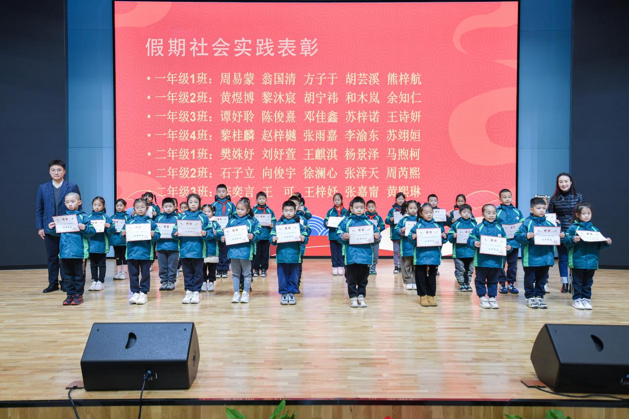 开学首日，“哪吒”现身嘉原小学为萌娃送上“修炼宝典”