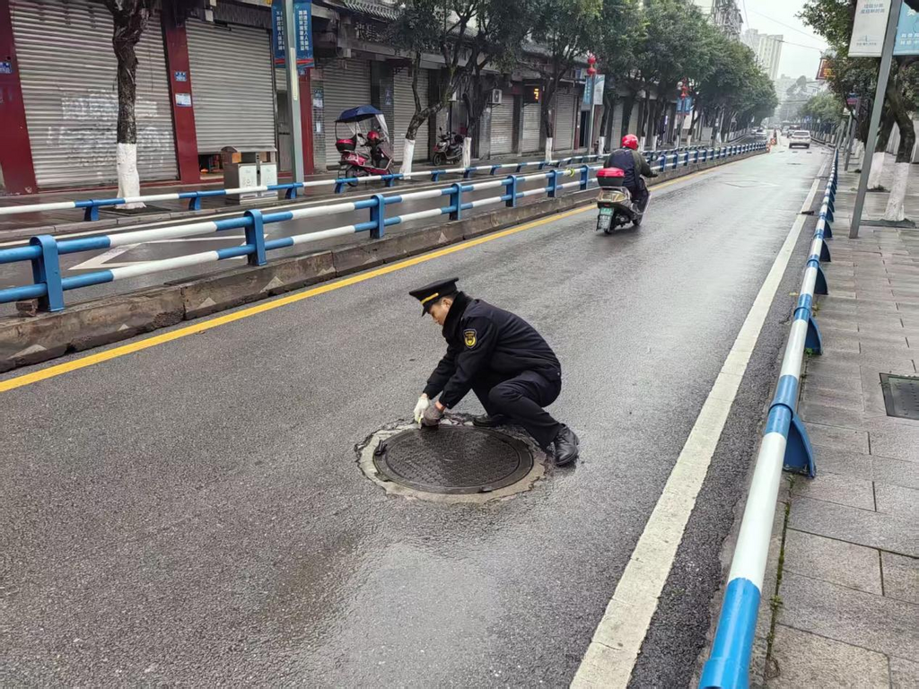 执法人员修缮幼儿园周边主要道路破损井盖。重庆高新区综合行政执法三大队供图 第1眼TV-华龙网发