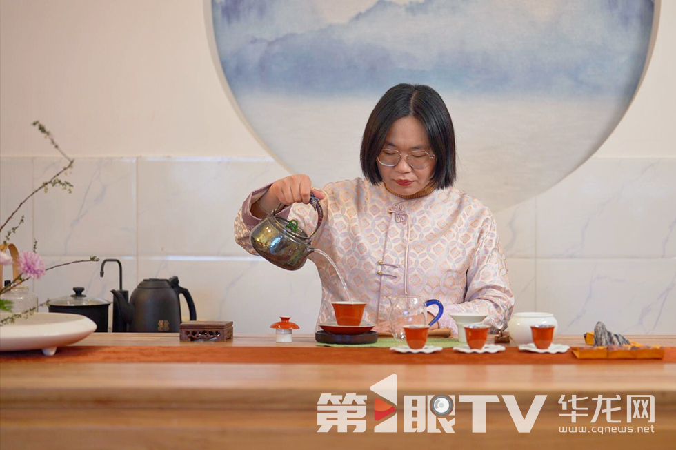 舒小红的学业与职业都与茶息息相关。第1眼TV-华龙网 张颖绿荞 摄