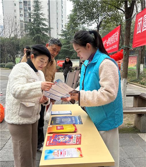 社区工作人员正在向居民宣传社保相关政策。通讯员 李欣荻 摄