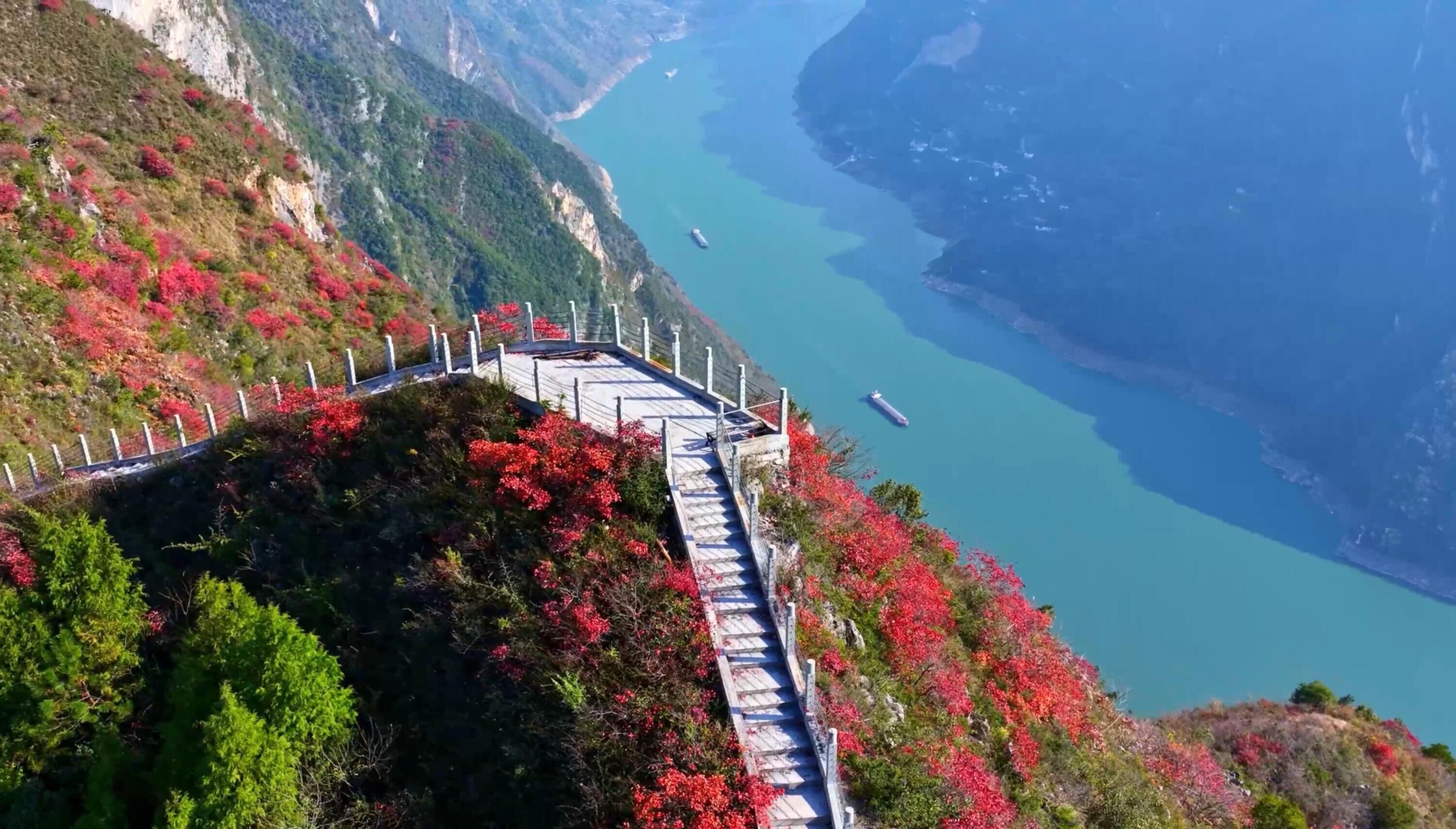 顶峰峡江风光。巫山文旅集团供图