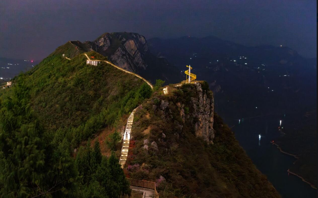 三峡龙脊夜景。巫山文旅集团供图