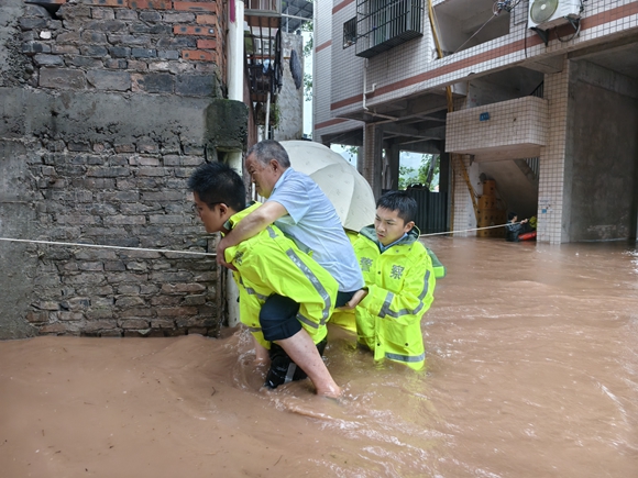 在中和镇，民警转移被困群众