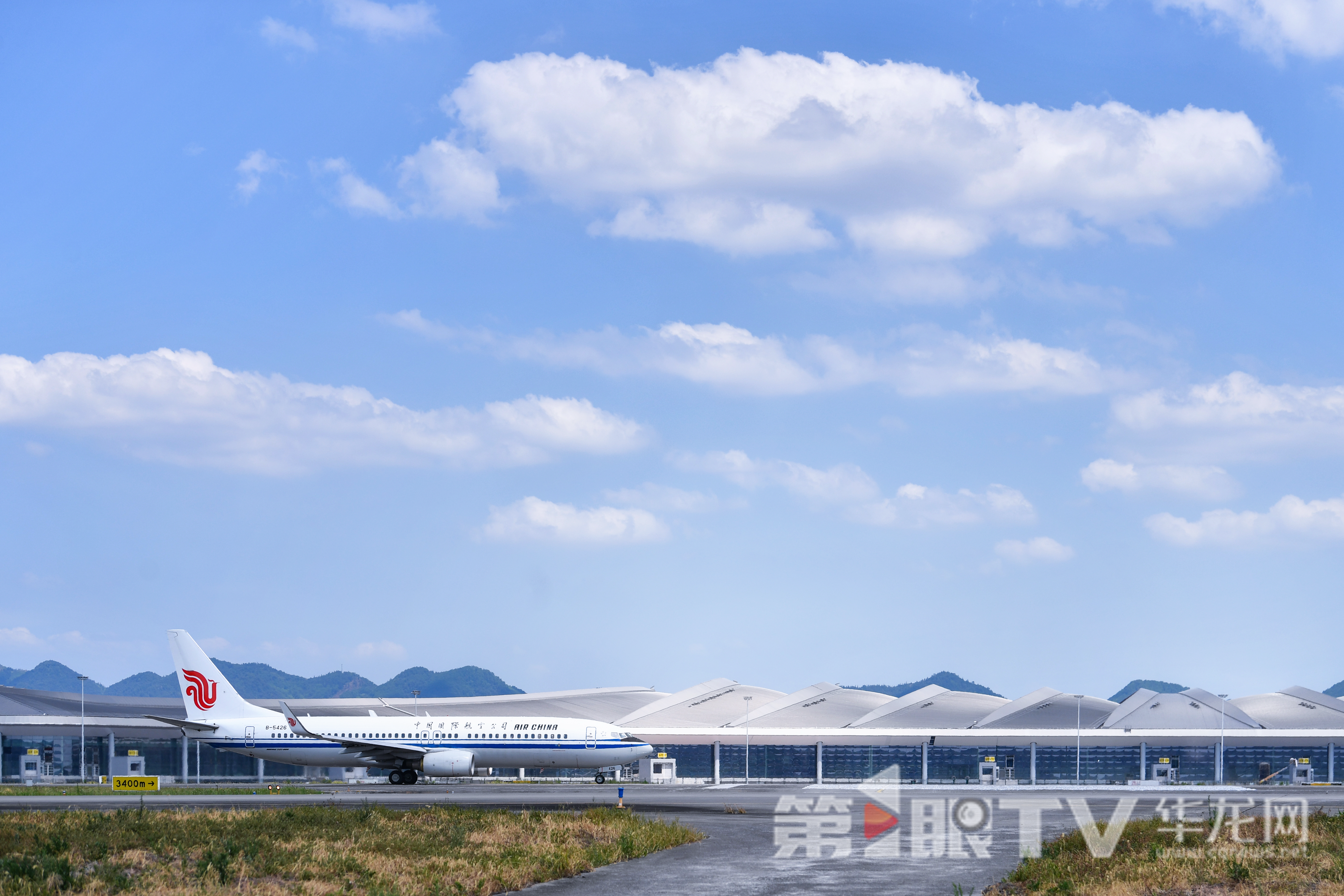 重慶江北國際機場第四跑道飛機正在滑行。第1眼TV-華龍網(wǎng)記者 李一鳴 攝