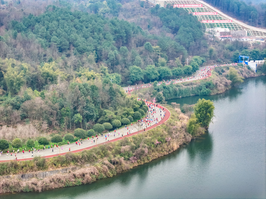 山水相依的赛道。受访者供图