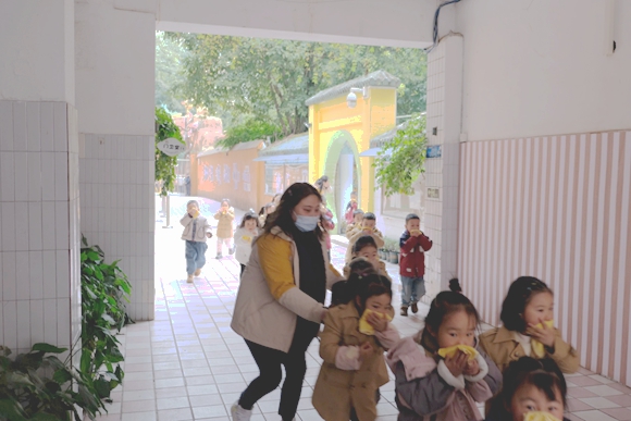 警报响起师生捂住口鼻有序疏散。两路街道办事处供图 第1眼TV-华龙网发