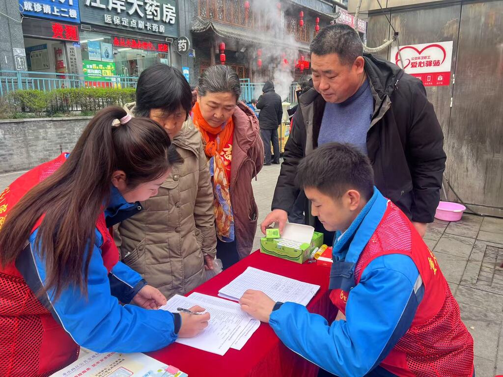 居民参与调查问卷，为公交优化运营服务提建议。受访者供图