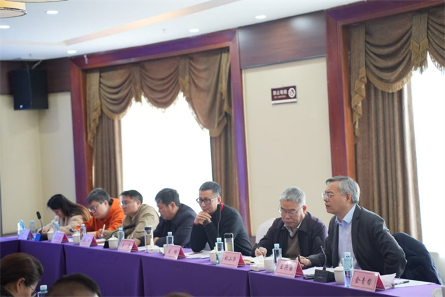 参会人员进行讨论。华渝产业集团供图 第1眼TV-华龙网发