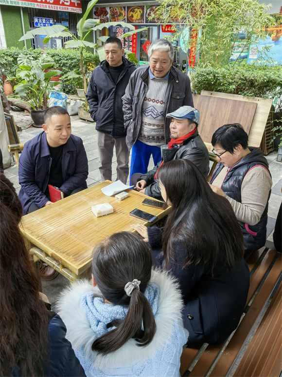 双方面对面沟通，邻里促进中心进行调解。龙溪街道办事处供图