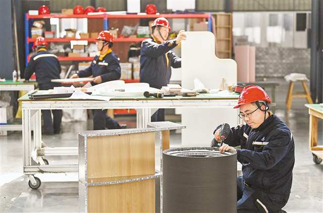 On February 25, workers were stepping up production of aluminum furniture in the workshop of Chongqing Southwest Aluminum Industry Co., Ltd. Located in Xipeng Town, Jiulongpo District