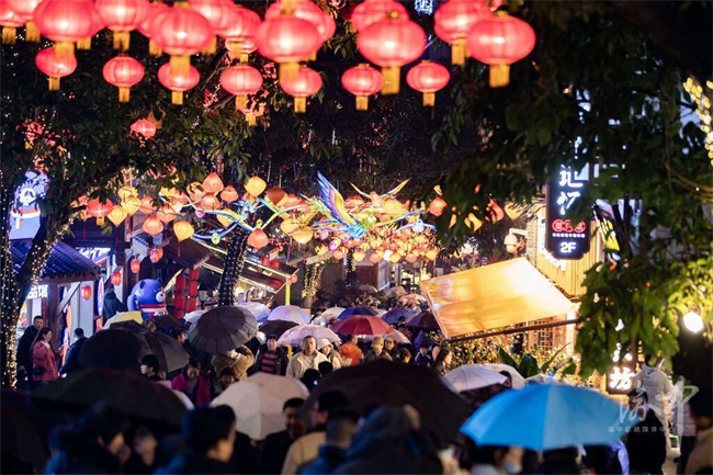 夜色中的十八梯人潮涌动。王欢 摄