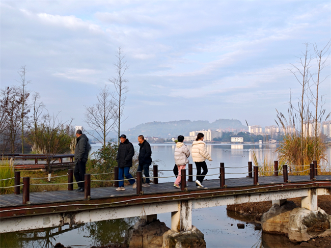 2月4日，市民在雙桂湖國家濕地公園散步。梁平區(qū)融媒體中心供圖