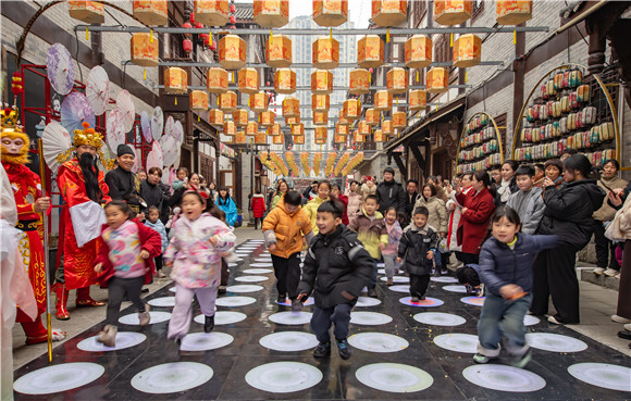 夏布小鎮(zhèn)游人如織。榮昌區(qū)委宣傳部供圖