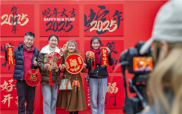 市民游客在景區打卡點合影留念。榮昌區委宣傳部供圖