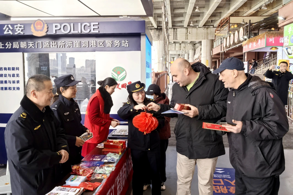 春节期间，洪崖洞港区原有的江岸港区警务站升级为“两江游执法服务站”。 警方供图