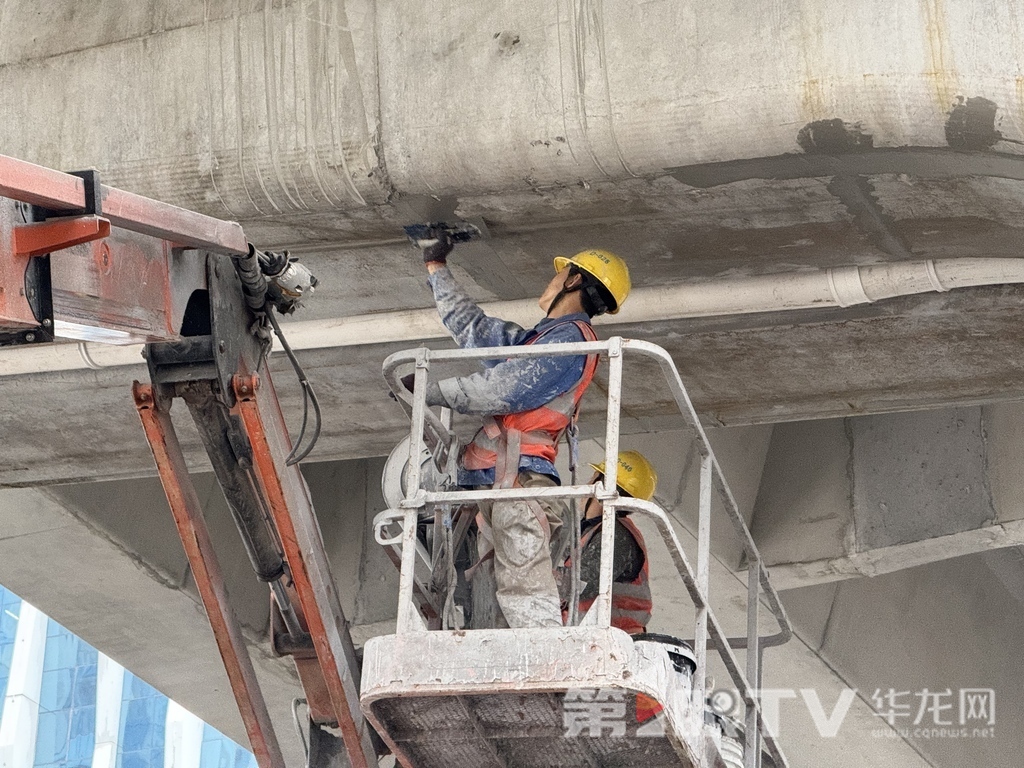 茶惠大道一标段上百名建设者已全部到岗。第1眼TV-华龙网记者 谢鹏飞 摄