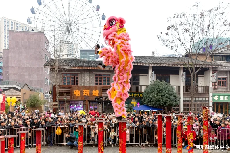 东街开展了民俗巡游与舞狮表演，让大家在欢乐中感受浓浓的年味和民俗文化的独特魅力。通讯员 罗川 摄