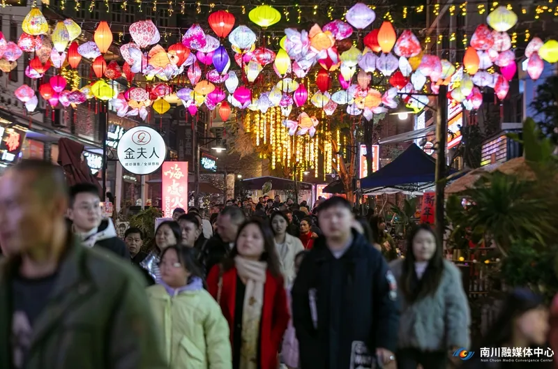 2月1日，南川东街的夜晚灯火辉煌，吸引众多游客前来游玩。通讯员 罗川 摄