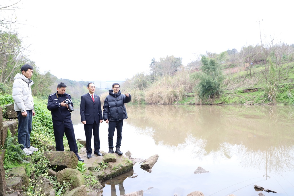 南岸區(qū)河長辦聯(lián)合南岸區(qū)檢察院對長生河、跳蹬河問題風(fēng)險點位開展巡查。南岸區(qū)河長辦供圖