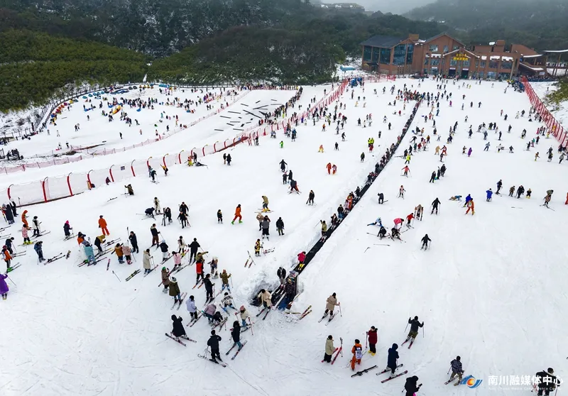 游客在金佛山景区西坡滑雪场体验冰雪运动，乐享春节假期。通讯员 胡波 摄