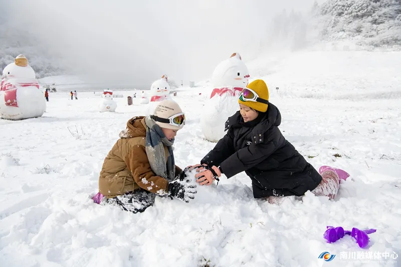 小朋友在金佛山景区的雪地里堆雪人。通讯员 胡波 摄