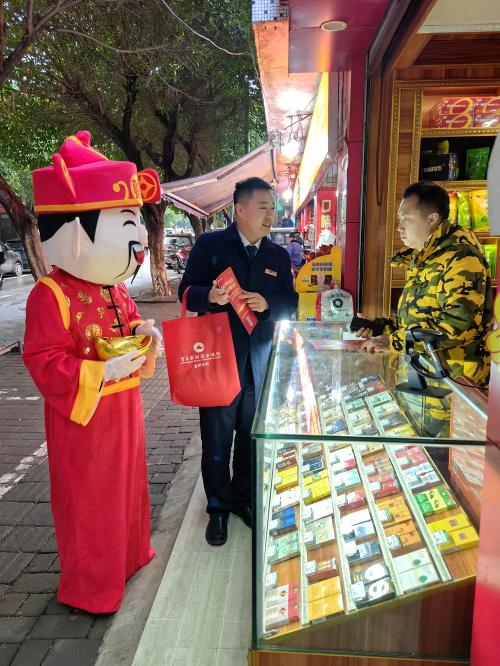 （图3）合川分行客户经理扮财神走进社区、市场、商圈等地，为客户送祝福、送金融服务