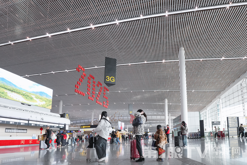 During the Spring Festival travel rush, the airport’s Terminal 2 was bustling with travelers