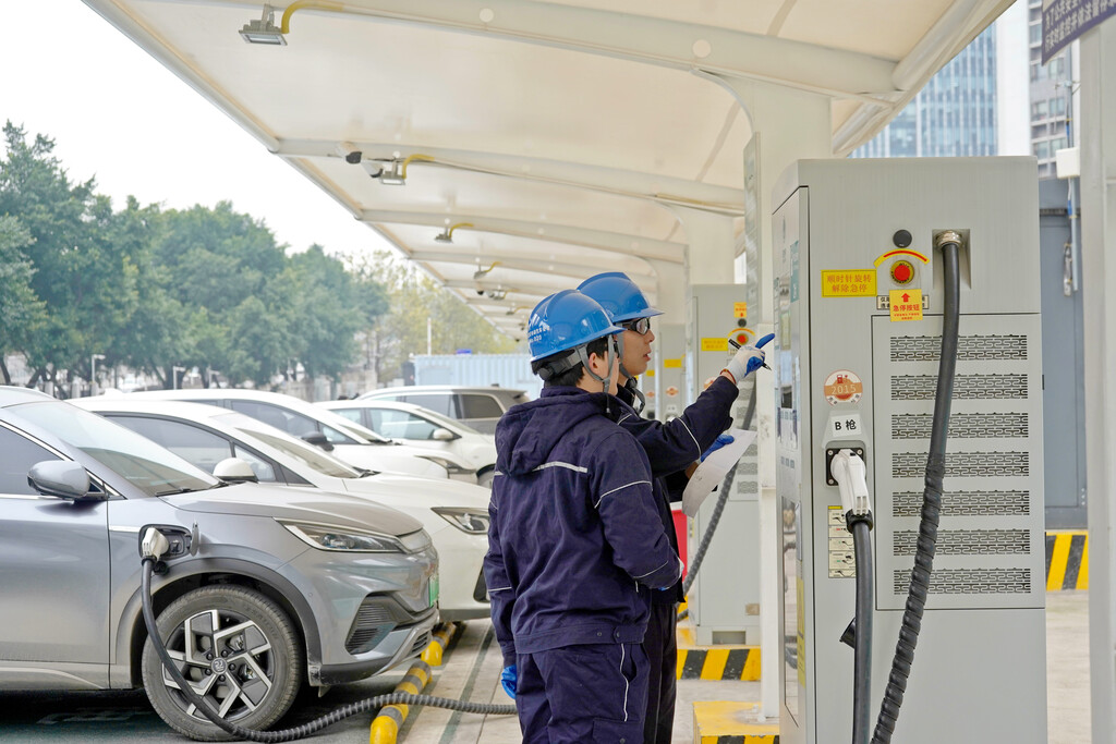 Maintenance staff inspect charging facilities at the Chongqing Luneng Xingcheng Supercharging Station