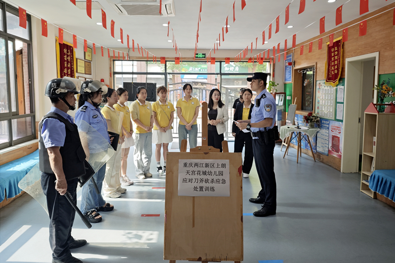 在天宮殿街道轄區(qū)幼兒園，張振志進行應(yīng)急知識講解。受訪者供圖 第1眼TV-華龍網(wǎng)發(fā)