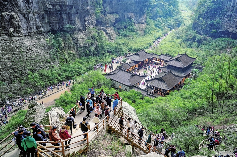 天生三桥游人如织。