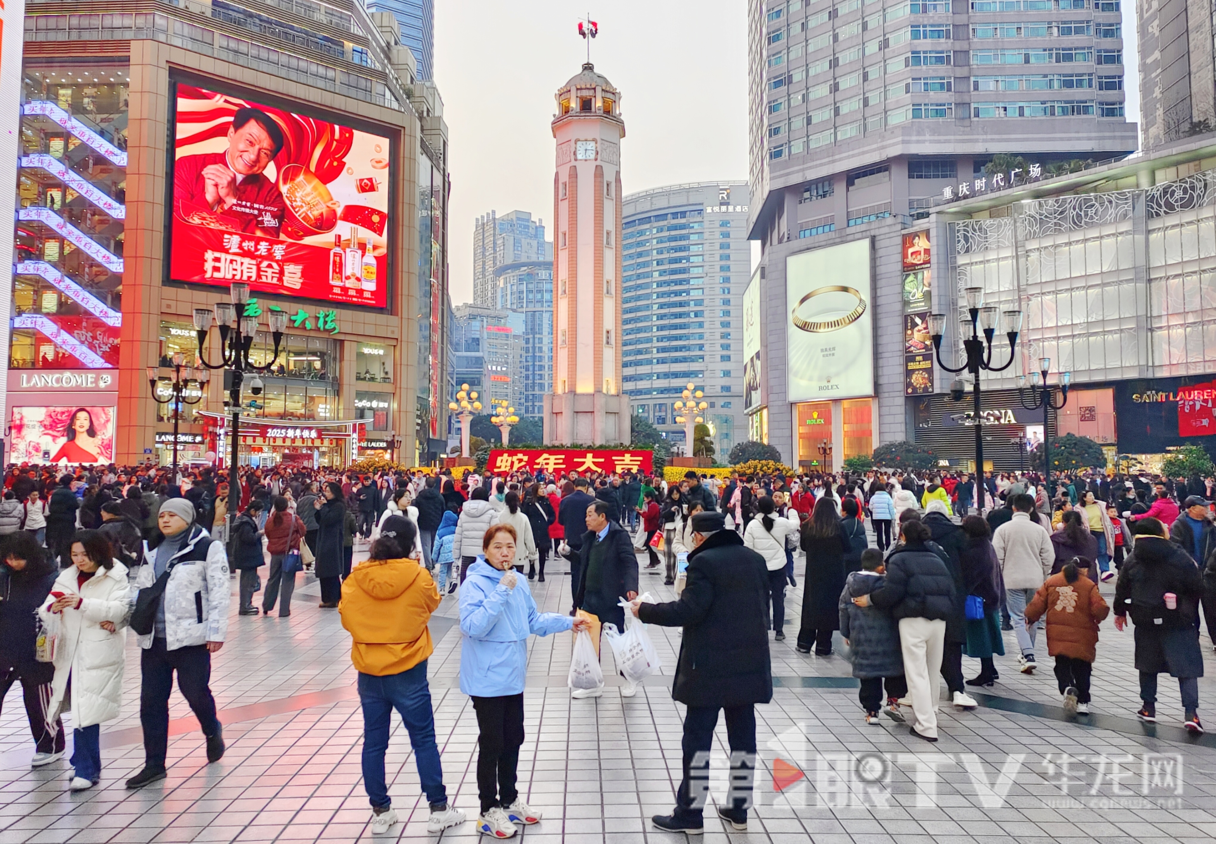 春节期间，解放碑商圈游客如织。