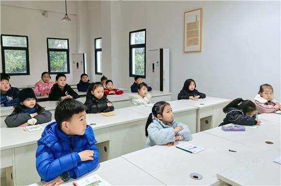 礼嘉街道白马社区学院书法兴趣课堂成功开班。礼嘉街道供图 第1眼TV-华龙网发