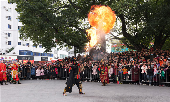 7傳統(tǒng)川劇變臉表演。重慶市萬(wàn)靈山旅游開發(fā)集團(tuán)有限公司供圖