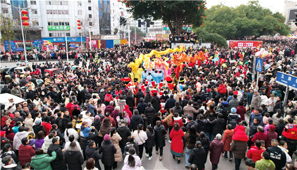 4活動(dòng)吸引不少市民游客駐足觀看。重慶市萬(wàn)靈山旅游開發(fā)集團(tuán)有限公司供圖