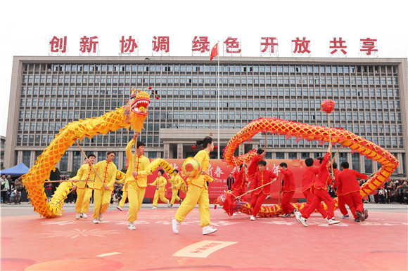 2在区人民广场进行的舞龙表演。重庆市万灵山旅游开发集团有限公司供图