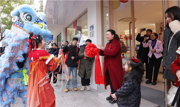 6巡游队伍与商户互动。重庆市万灵山旅游开发集团有限公司供图