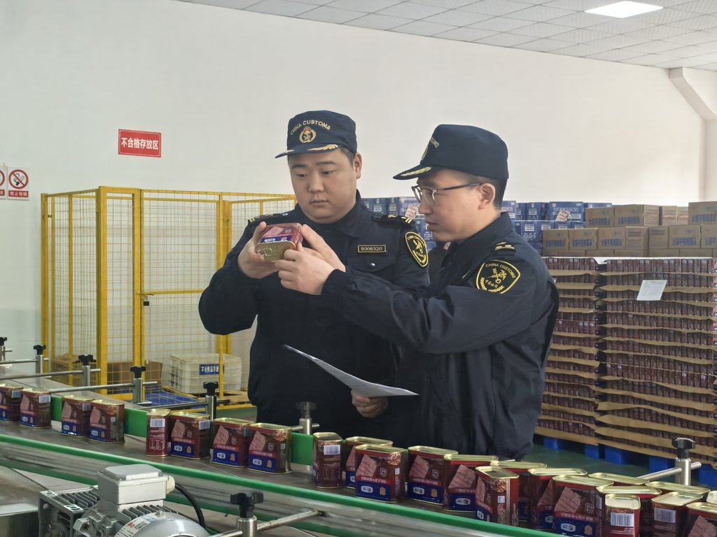 Chongqing Customs officers conducted on-site supervision of the inaugural canned pork export to Singapore