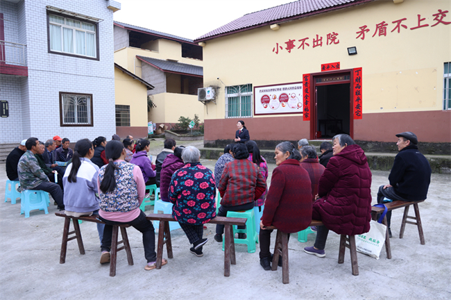 “检小格”团队成员到永川区仙龙镇太平桥村开展“院坝普法会”，向村民们介绍长江“十年禁渔”政策、防范养老诈骗等内容。通讯员 陈俐均 摄