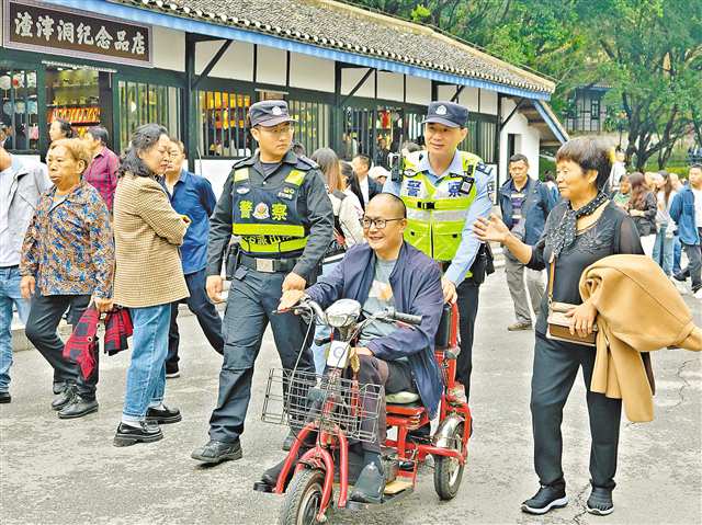 全国岗位学雷锋标兵集体红岩派出所：去年在景区找回走散老人和儿童上百人