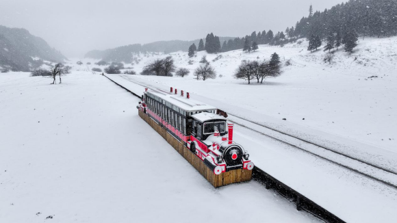 大雪中的小火车。重庆武隆旅游产业（集团）有限公司供图