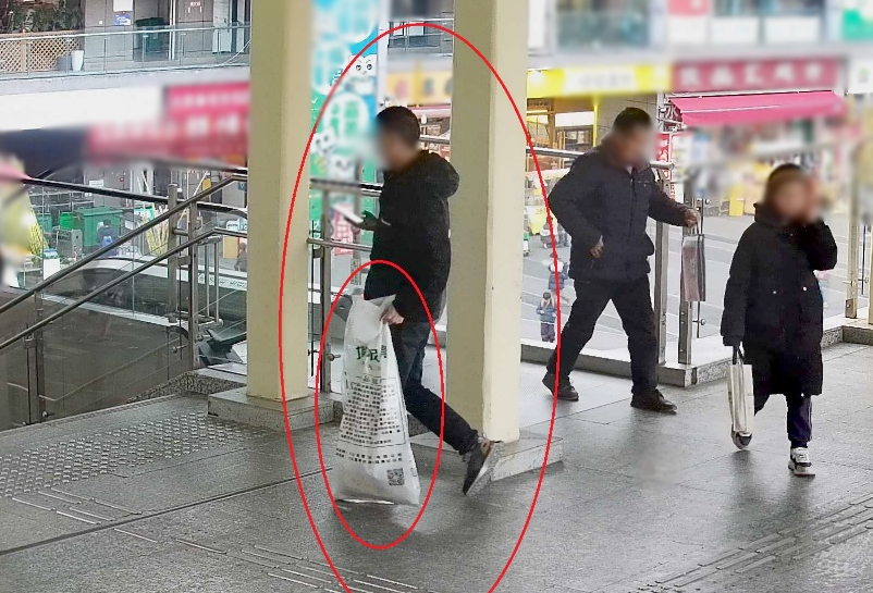 02嫌疑人手提被盗电缆离开现场