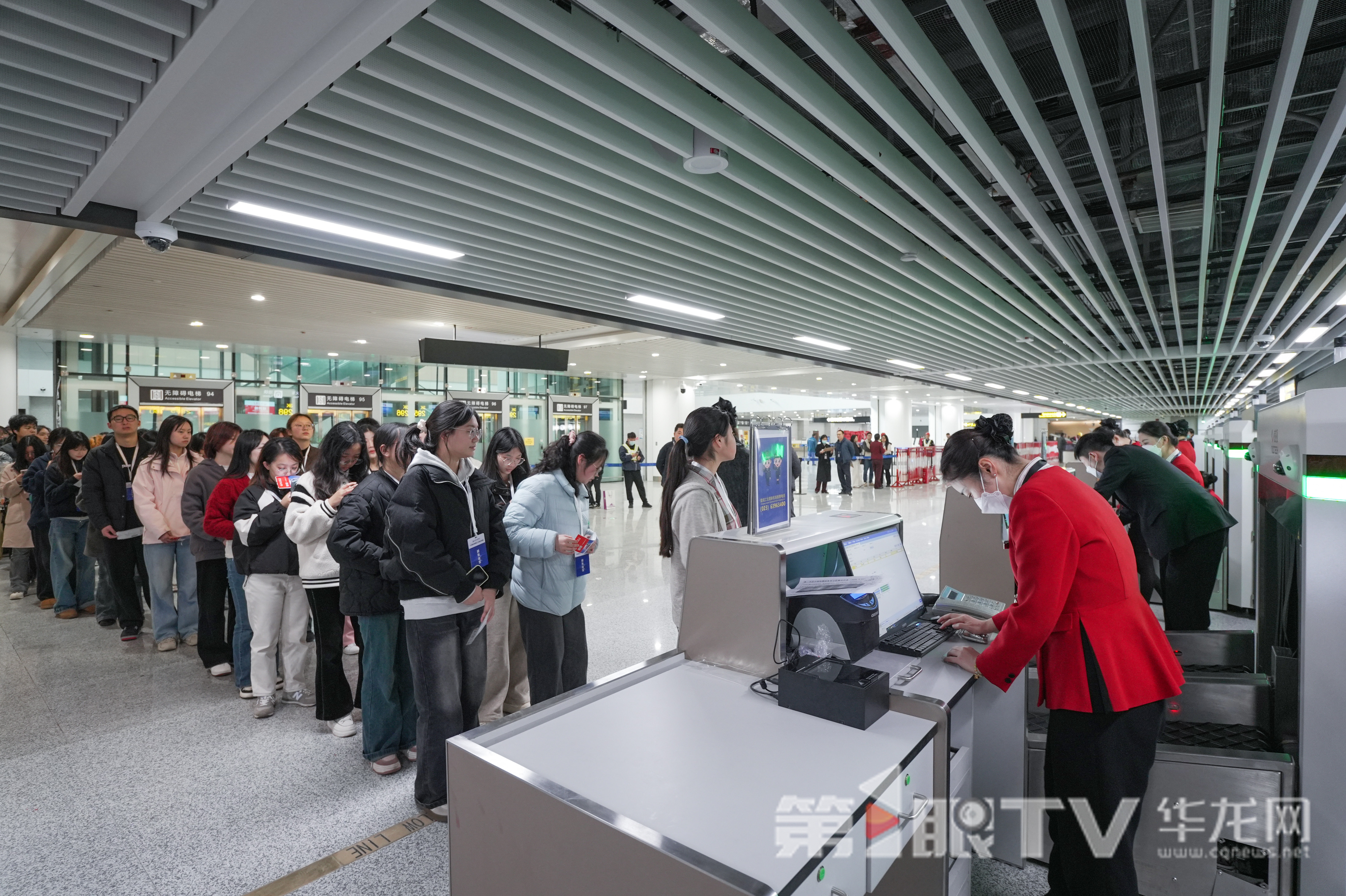 模拟旅客排队托运行李。第1眼TV-华龙网记者 李一鸣 摄