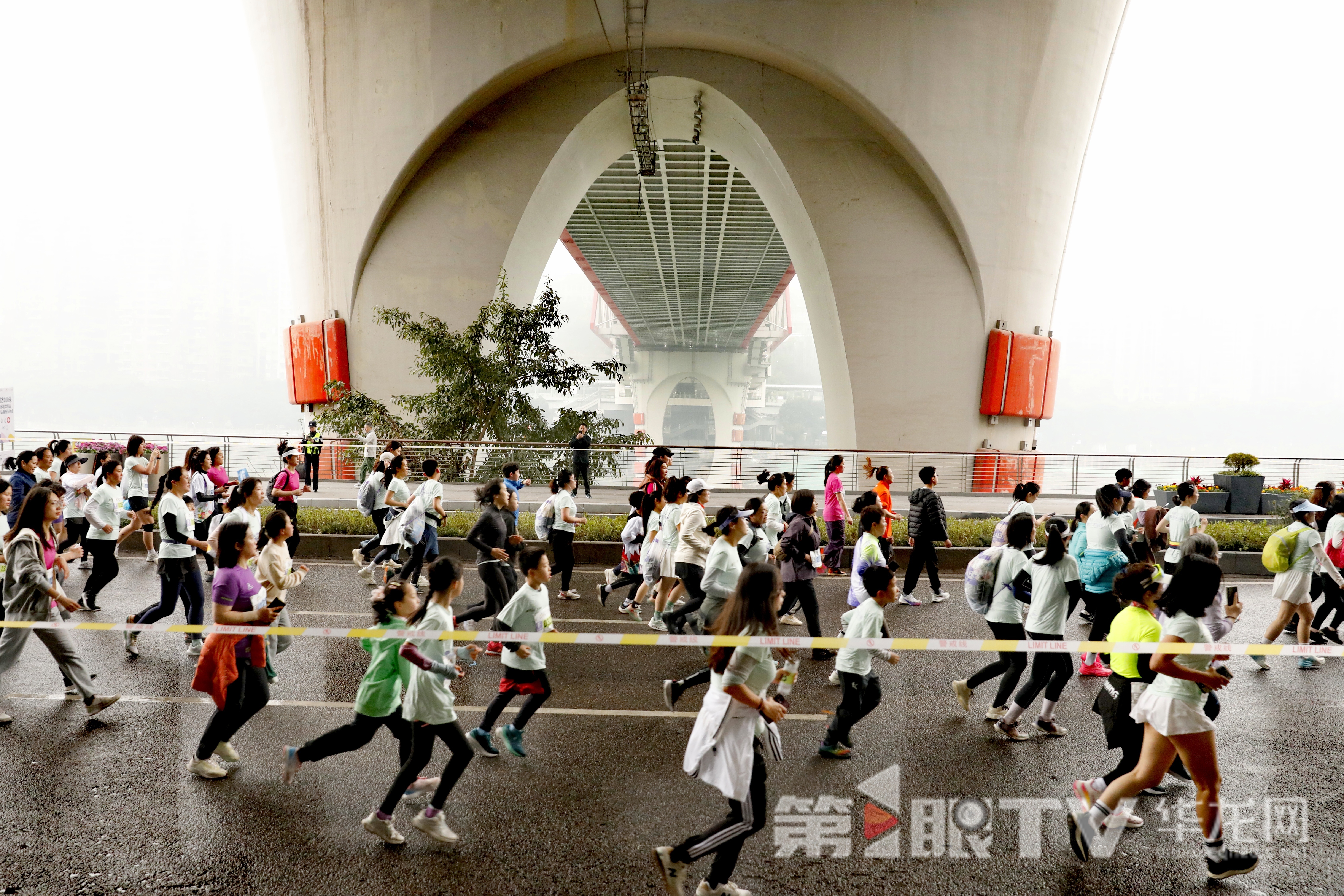 亲子跑选手们正在通过曾家岩大桥桥下的“重庆之眼”。第1眼TV-华龙网记者 陈洋 摄