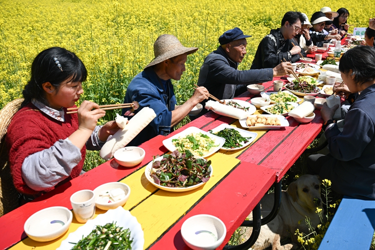 村民和游客共享“春味”长桌宴。