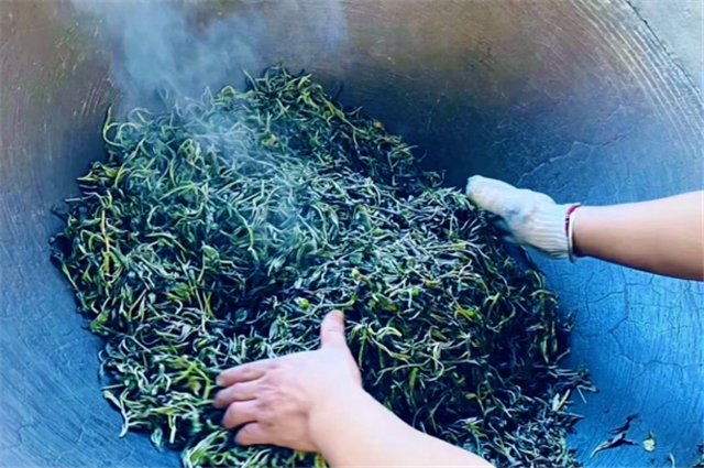 炒茶体验。重庆武隆旅游产业(集团)有限公司供图